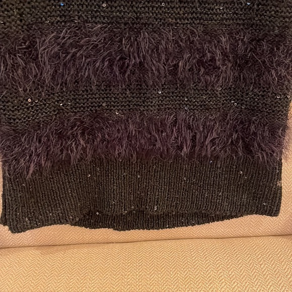 Womens long sleeved black sweater. - Picture 5 of 7